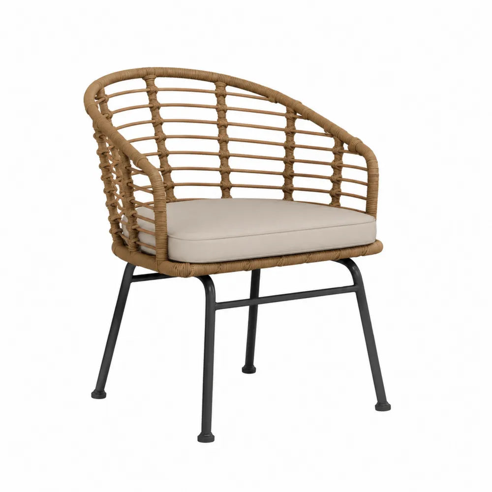 Chaise en rotin synthétique brun avec coussin beige et structure en acier